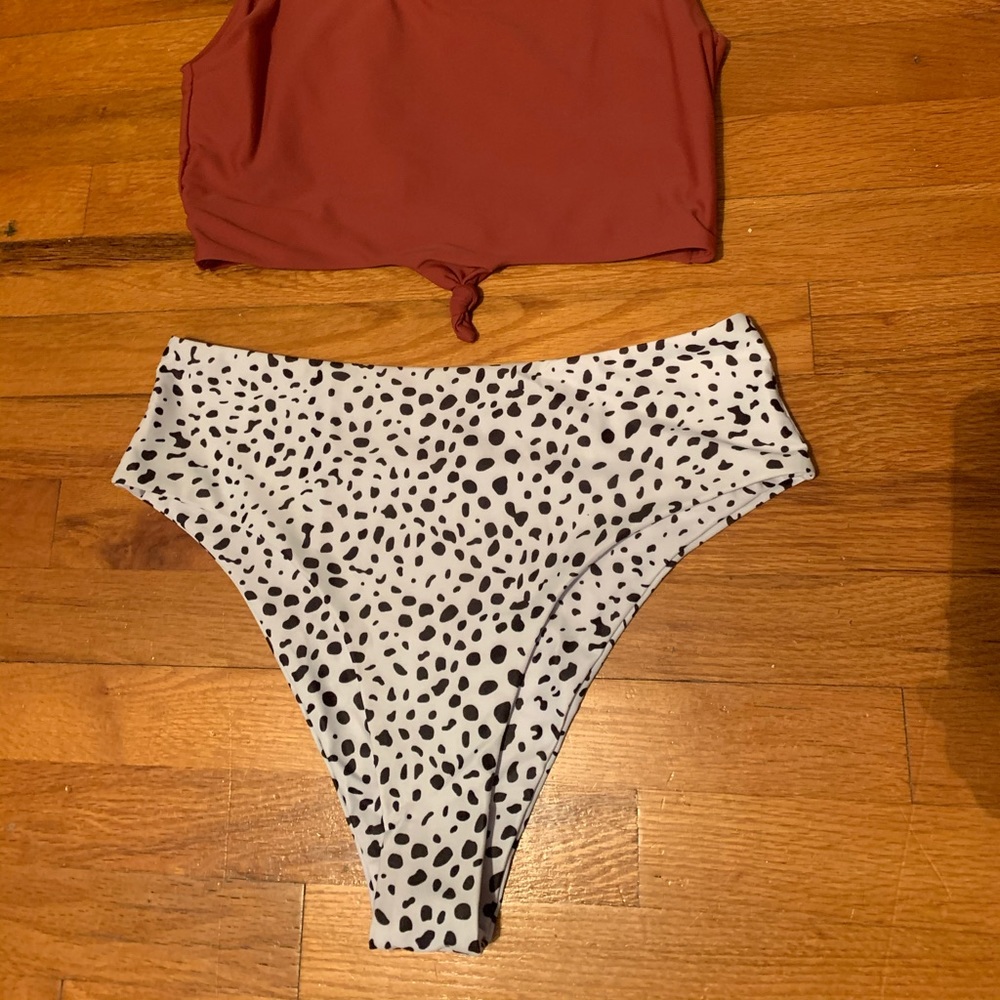 Bikini - Picture 2 of 2